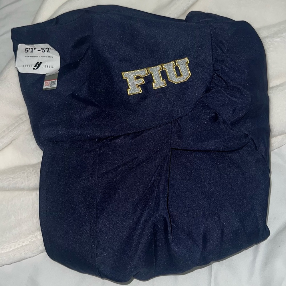 FLORIDA INTERNATIONAL UNIVERSITY COMMENCEMENT CEREMONY GOWN 5’1-5’2